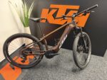 KTM Macina Team 772 Glorious 2025 - Obrázek 3